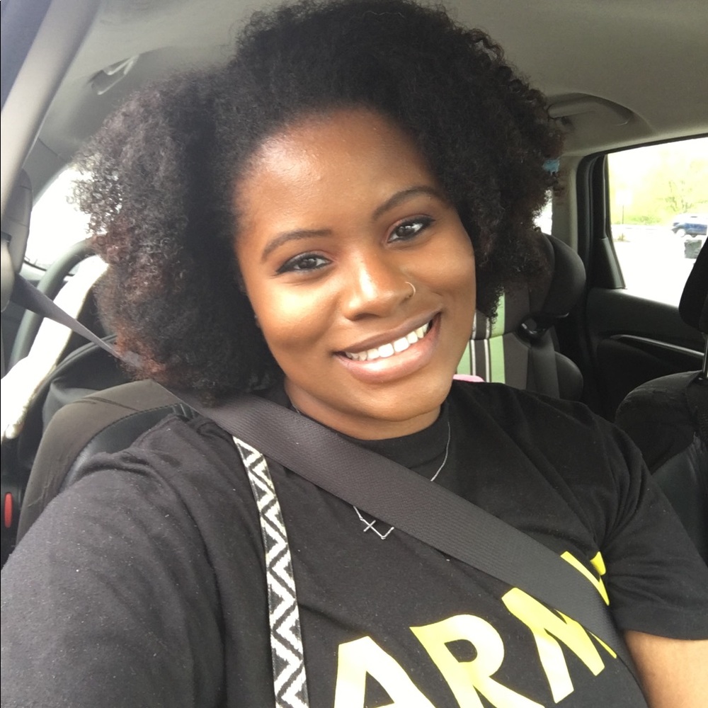 Meet your Posher, Akia